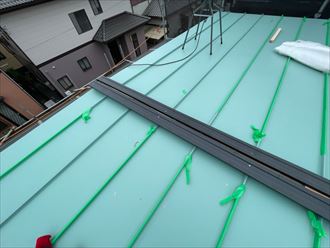 屋根葺き替え工事にて棟板金設置の様子